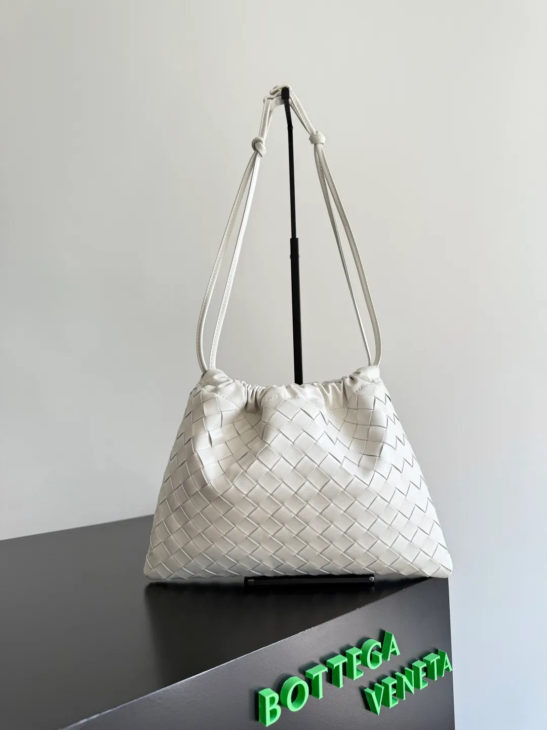 Batch 1560 Armpit bags have become a fashionable item that every girl has in their hands in recent years🛍️. The elegant and simple style has won the love of many people of different ages. However, there is an unavoidable trouble with armpit bags, that is, the capacity is too small, and BOTTEGA VENETA’s new Dustbag Considering people's travel needs, the capacity of garbage bags has been greatly upgraded. Folding umbrellas, water cups, and girls' makeup powder and lipstick can all be accommodated. It is very light and resistant to dirt. Even if you have a lot of things when traveling, it can reduce the burden to a certain extent. The shoulder straps are buckled and can be changed at will. It can be used for hand holding or as the liner of a large bag. After the drawstring is drawn, it looks like a cloud bag. It is very suitable for concave styling when traveling in summer🙋🏻‍♀️ Style number: 796728 Size: 32*23*1cm